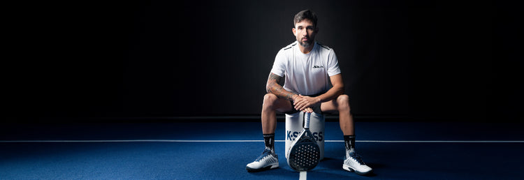 Image of Sanyo Gutierrez sitting on a stool holding a padel racket